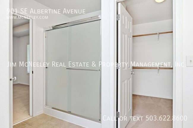 Building Photo - 901 SE Albertine St