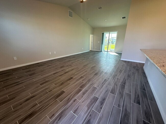 Building Photo - NW Cape Coral Home 4 Bedroom/ 2 Bath/ 3 Ca...