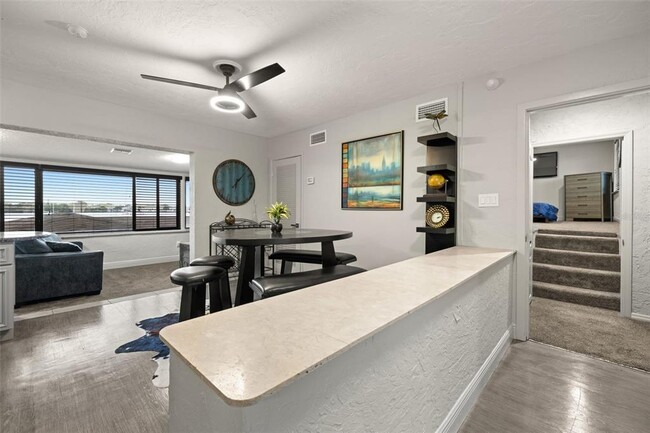 Building Photo - 2785 Bayside Dr S