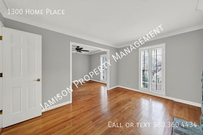 Building Photo - 1300 Home Pl