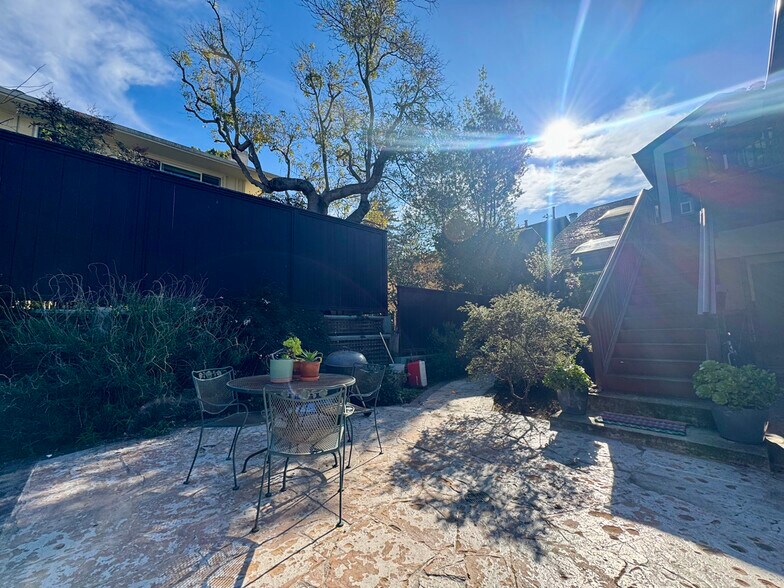 Building Photo - 2733 Russell St