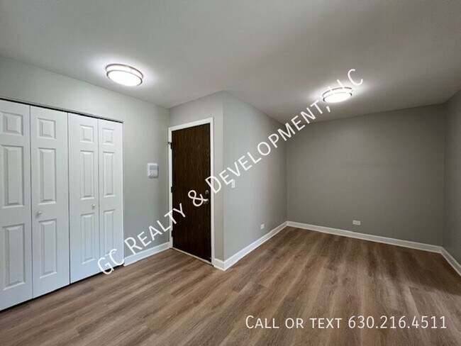 Building Photo - 403 Pinetree Ln