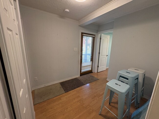Building Photo - Move in special! 6 month lease option!