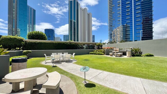 Building Photo - 2 BED/2 BATH FURNISHED UNIT AT HIGHLY DESI...