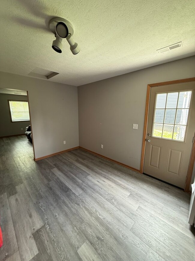 Building Photo - 650 Crest Dr