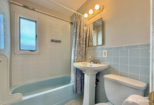 Building Photo - 33 Windsor Dr