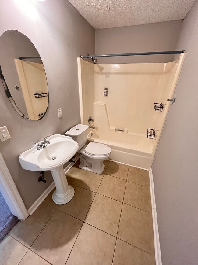 Building Photo - Charming 3-bedroom, 2-bath townhouse