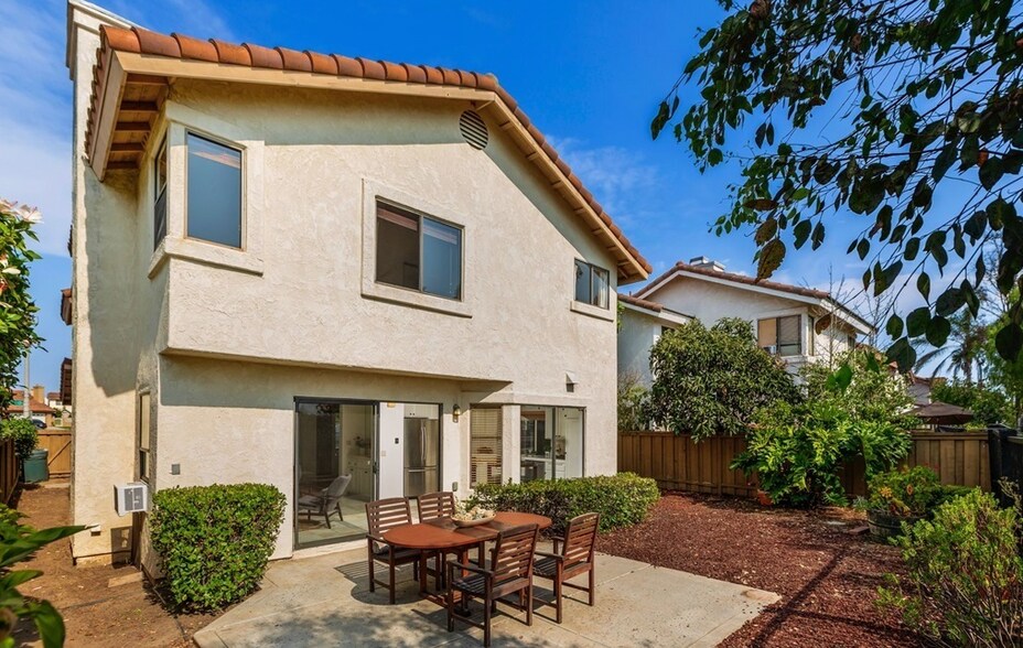 back yard. furniture not included. - 10734 Chinon Cir