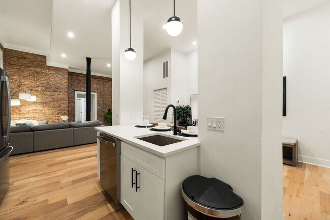 Building Photo - 1941 W Augusta Blvd