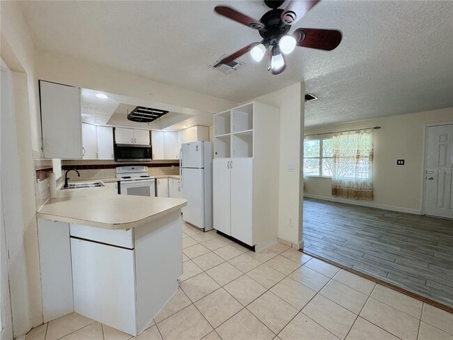 Building Photo - 7522 Laurel Springs Dr