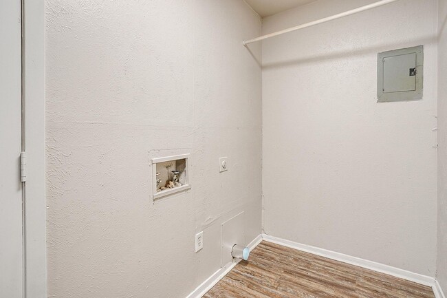 Building Photo - Charming Home located in the heart of Burleson!