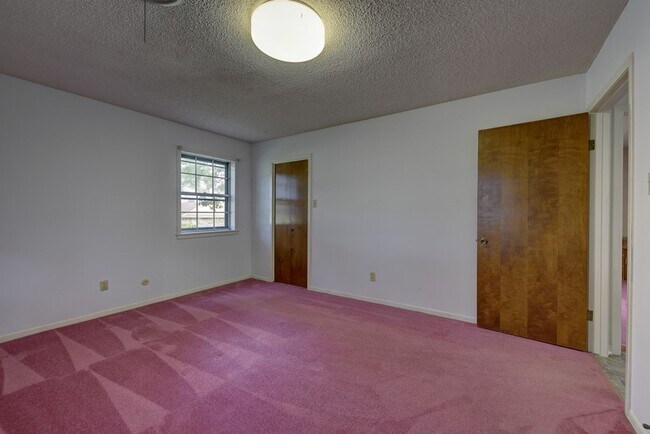 Building Photo - 915 Farmers Rd