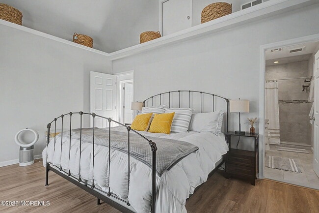 Building Photo - 10 Center St