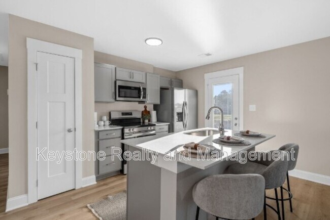 Building Photo - 600 Dahila Way