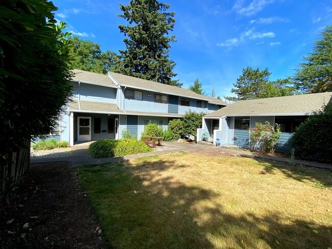 Building Photo - Large, Updated 2 Bedroom, 1.5 bath Townouse in Lovely Multnomah Village