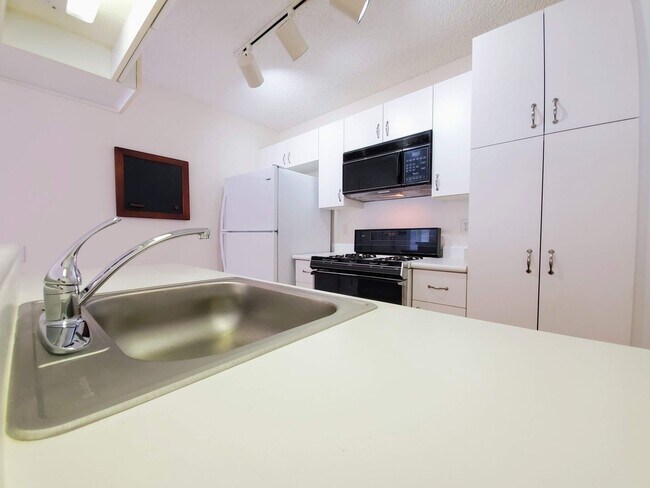 Building Photo - For Rent | 1 bedroom, 1 bath upstairs corner unit located in Sun Rise with 1 assigned parking stall