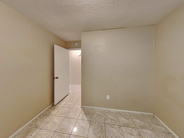 Building Photo - 22606 Meadowgate Dr