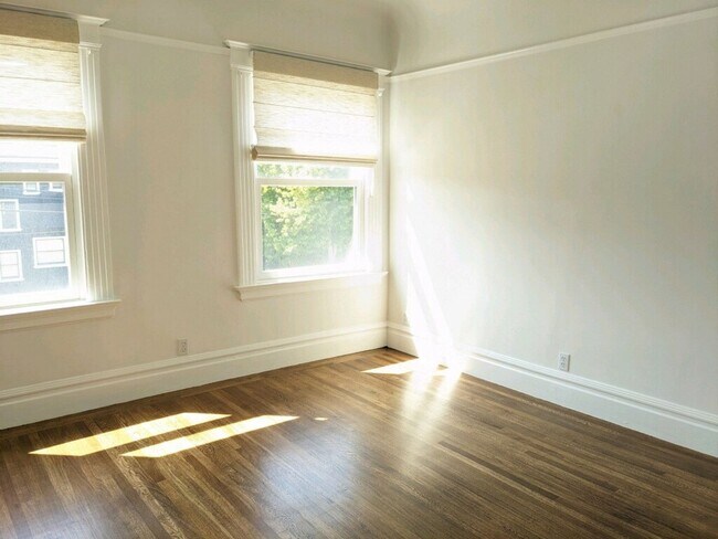 Building Photo - Spacious 4+ Bedroom House in Jordan Park with 2-Car Parking