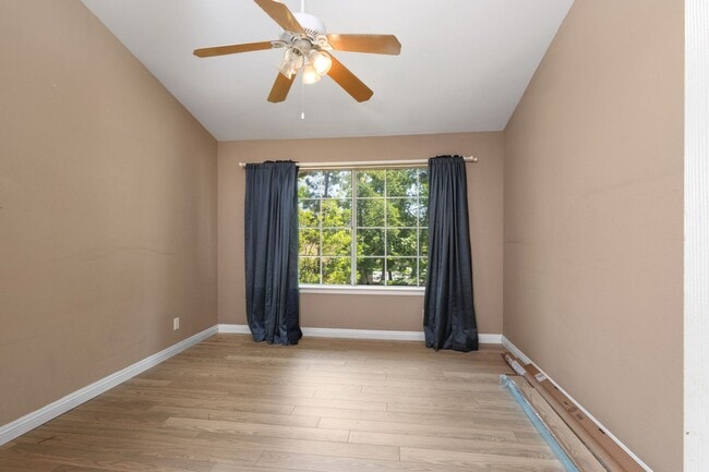 Building Photo - Spacious 2 Bedroom with Loft!