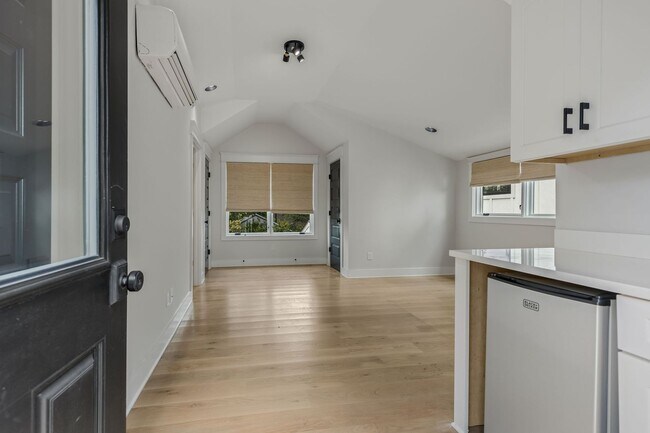Building Photo - BEAUTIFUL CUSTOM BUILT HOME. 12 SOUTH ACRO...