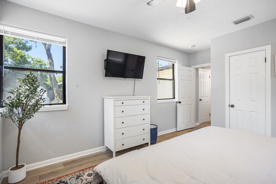 Building Photo - 427 Holly Ave