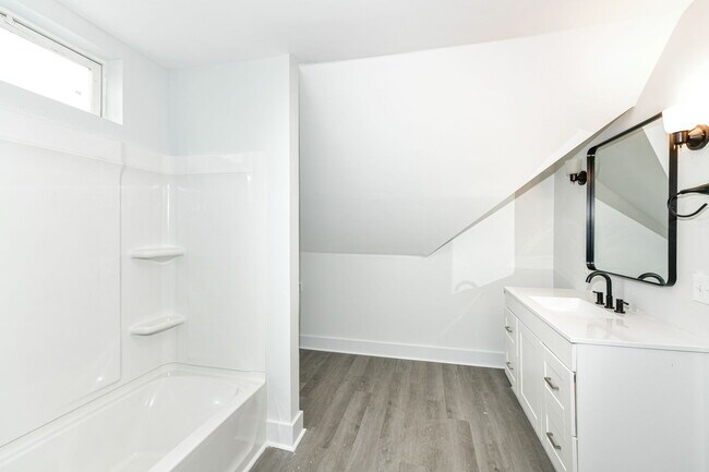 Building Photo - 942 W 27th St