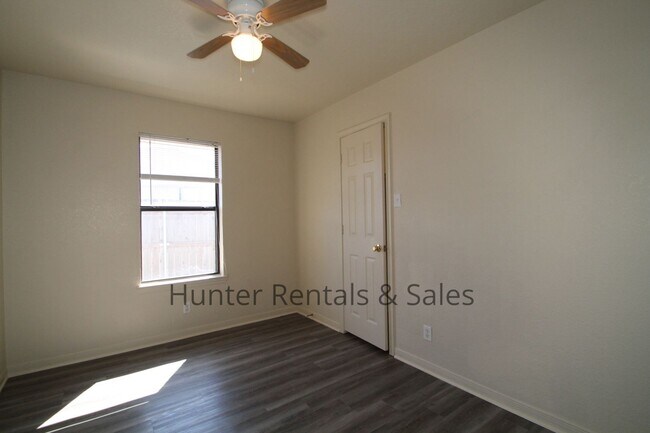 Building Photo - Daybreak Duplex!