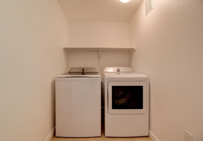 Building Photo - Beautiful 2 BR In Gated 89052 Community