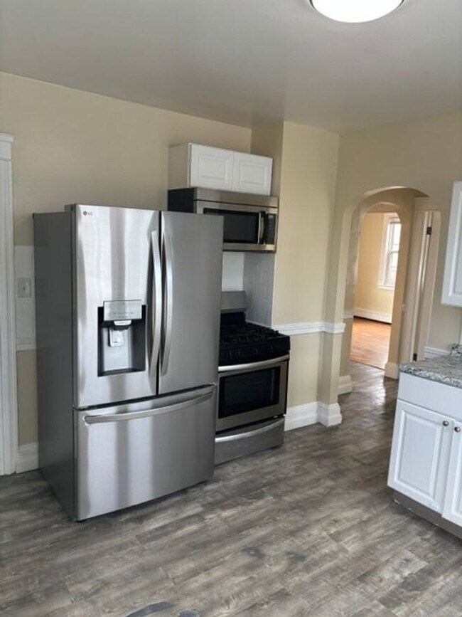 Building Photo - 121 Ledge St