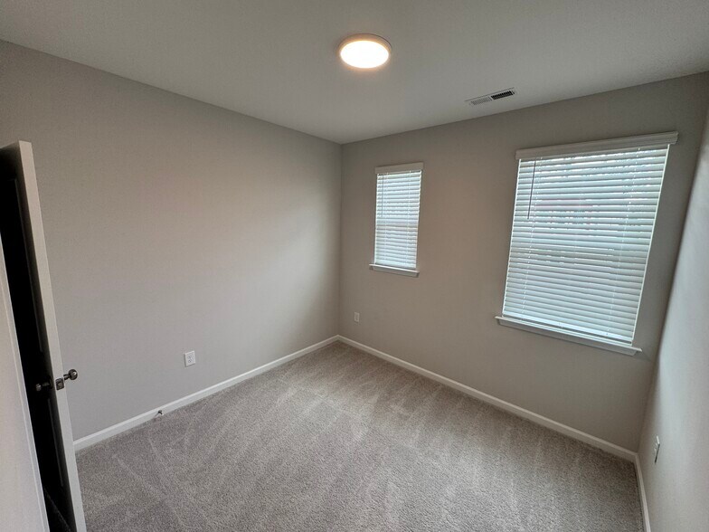 Building Photo - 1049 Manorhaven Dr