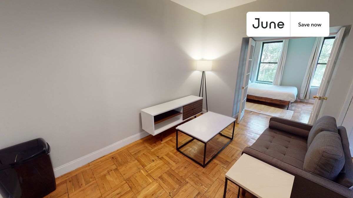 Building Photo - 715 E 5th St