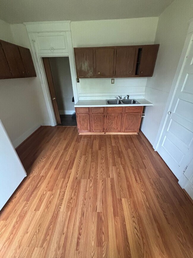 Building Photo - Spacious 3BD/1BA