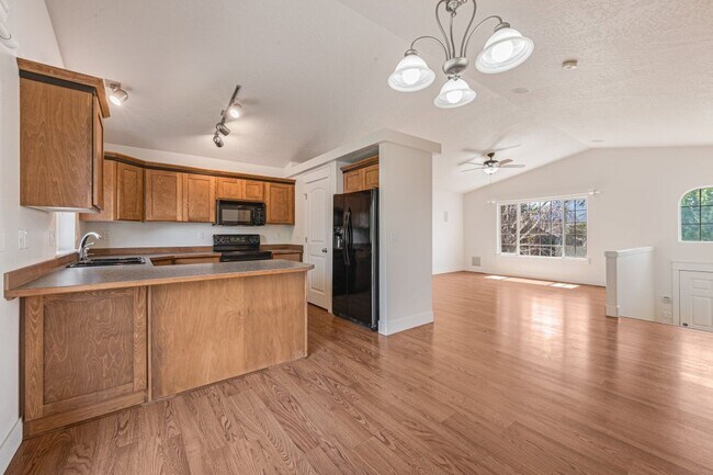 Building Photo - 5 bed 3 bath split level near State Line
