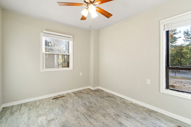 Building Photo - Gorgeous 5 bedroom, 2.5 bath House on a .88 Acre Lot in Fort Smith!