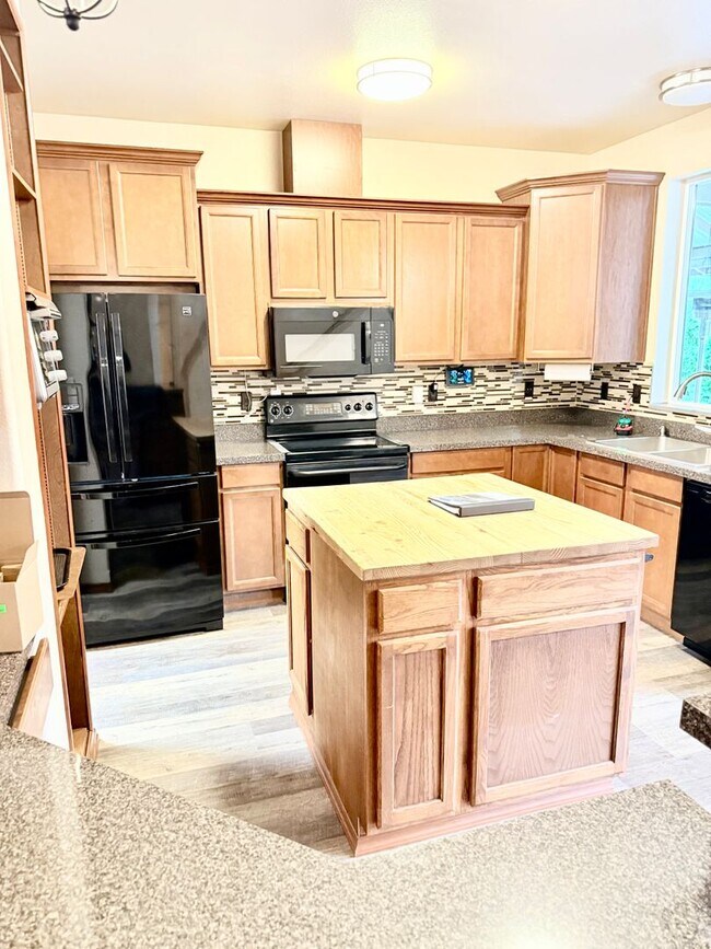 Building Photo - Beautiful house in Maple View Meadows.