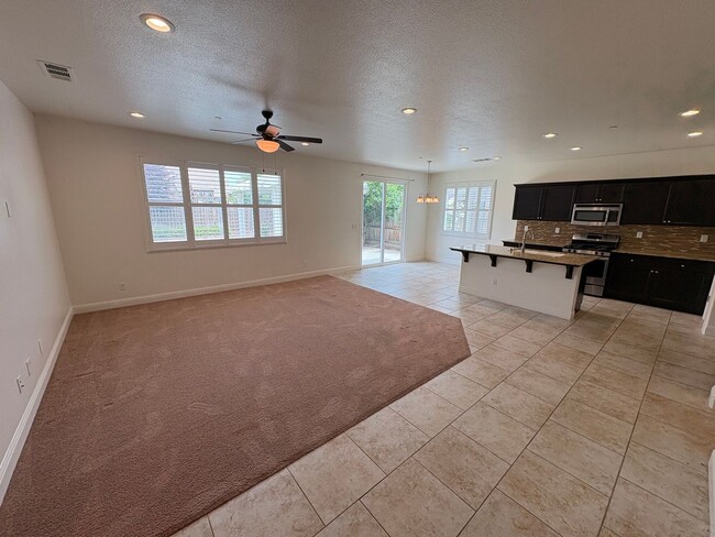 Building Photo - 3 Bedroom Home located NW Visalia!