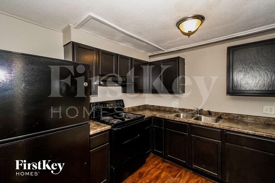 Building Photo - 1733 Mutz Dr