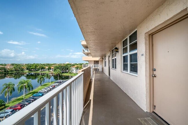Building Photo - 250 Jacaranda Dr