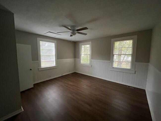 Building Photo - Move-In Ready Home at Unbeatable Value! Keys are available for checkout during office hours.