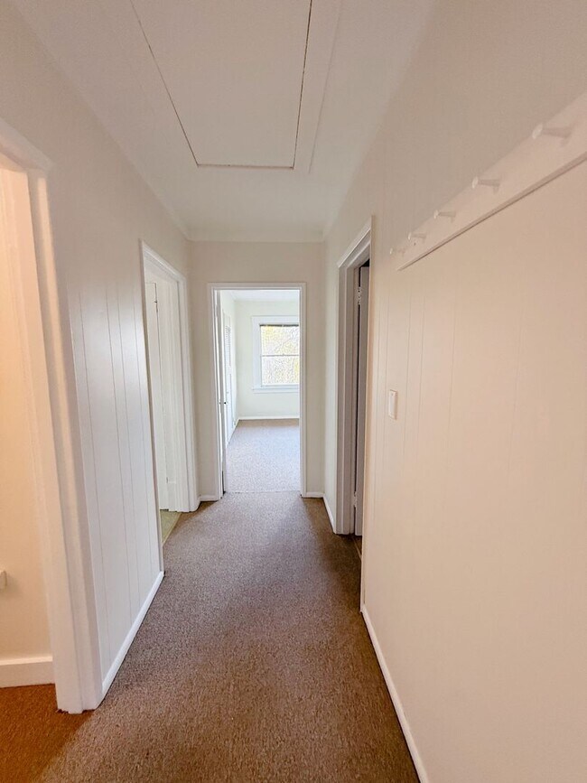 Building Photo - 2 & 4 Bedroom Apartments with Classic Charm & Bay View