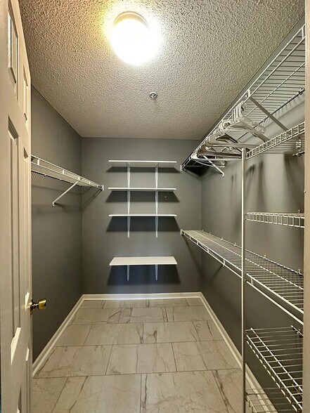Building Photo - 906 Litchfield Way