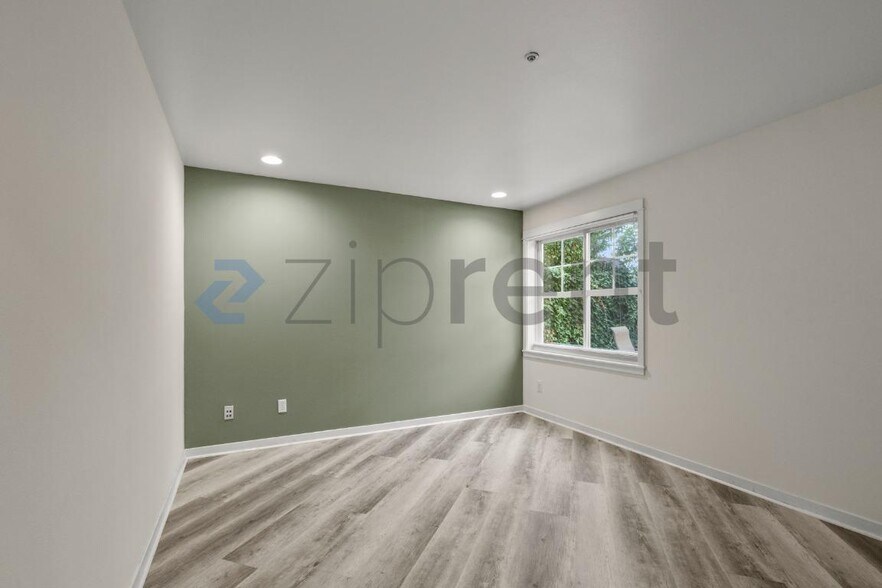Building Photo - Unit 102