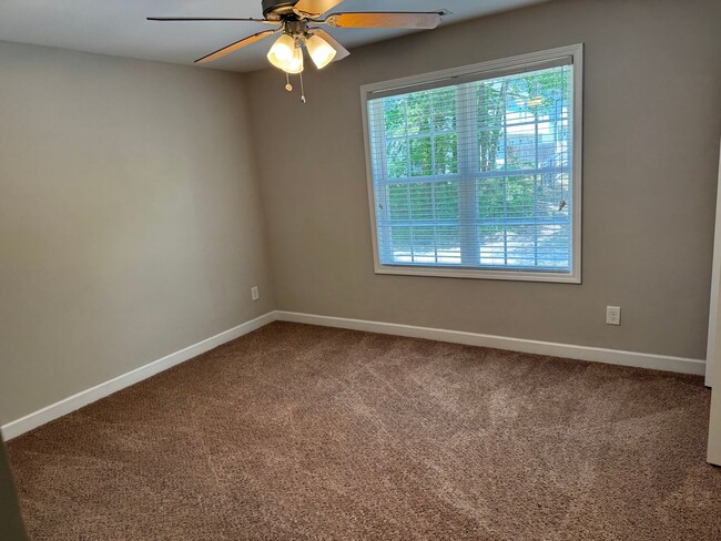 Building Photo - Newer construction townhouse in popular Ka...