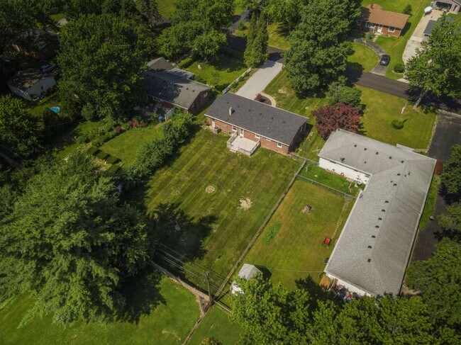 Building Photo - 462 Woodview Dr