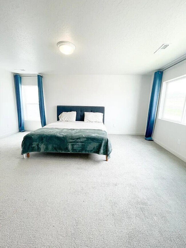 Building Photo - 364 W Snowberry Dr