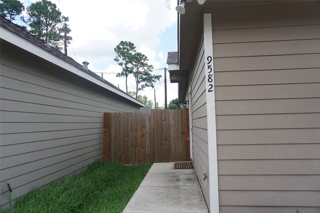 Building Photo - 9582 Darkwood St