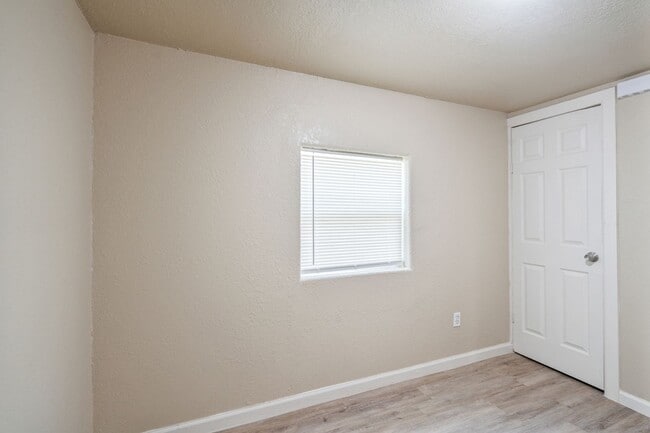 Building Photo - 1000 Qualia Dr