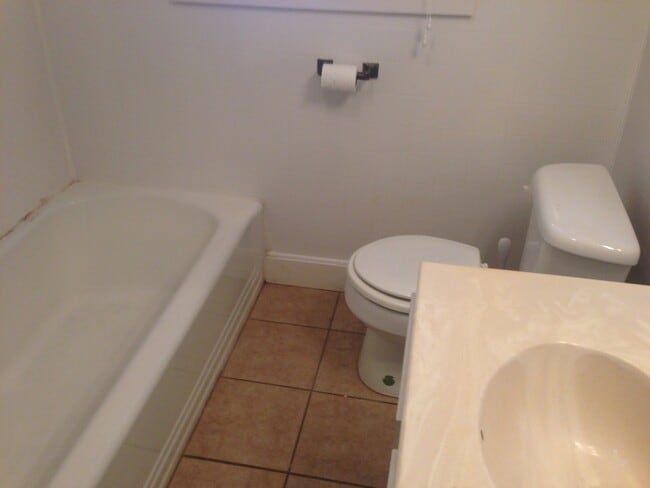 Building Photo - 818 E 9th St