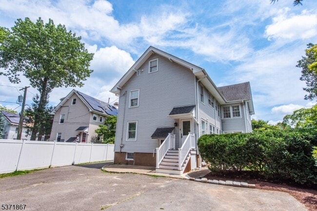 Building Photo - 50 Walnut Crescent