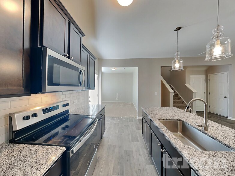 Building Photo - 635 Spencer Ln